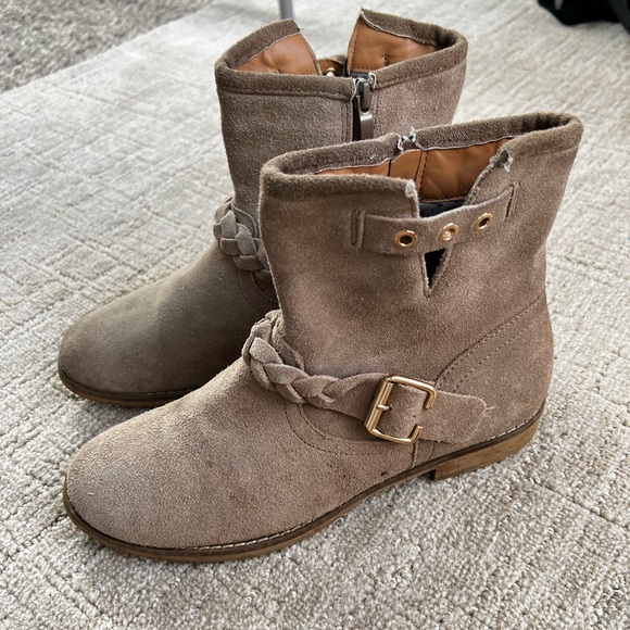 Sketchers suede ankle boots - Picture 2 of 3